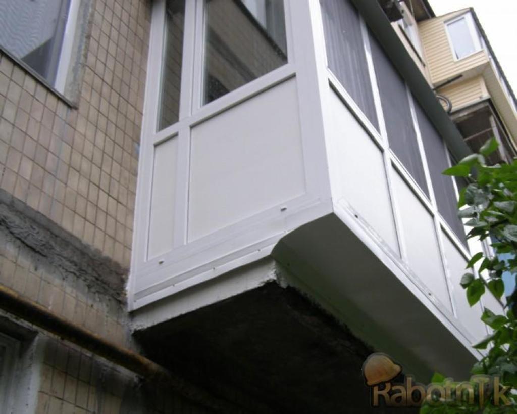 Пластиковый балкон с выносом