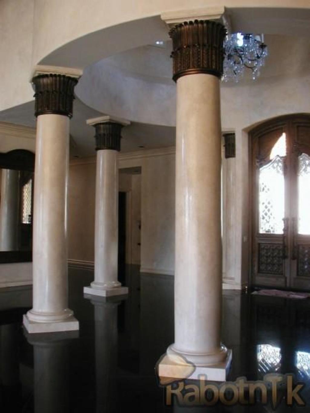 мраморные колонны в интерьере