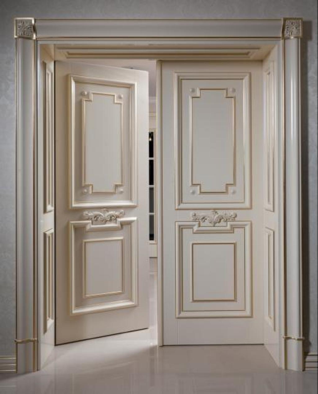 Белая деревянная дверь классическая