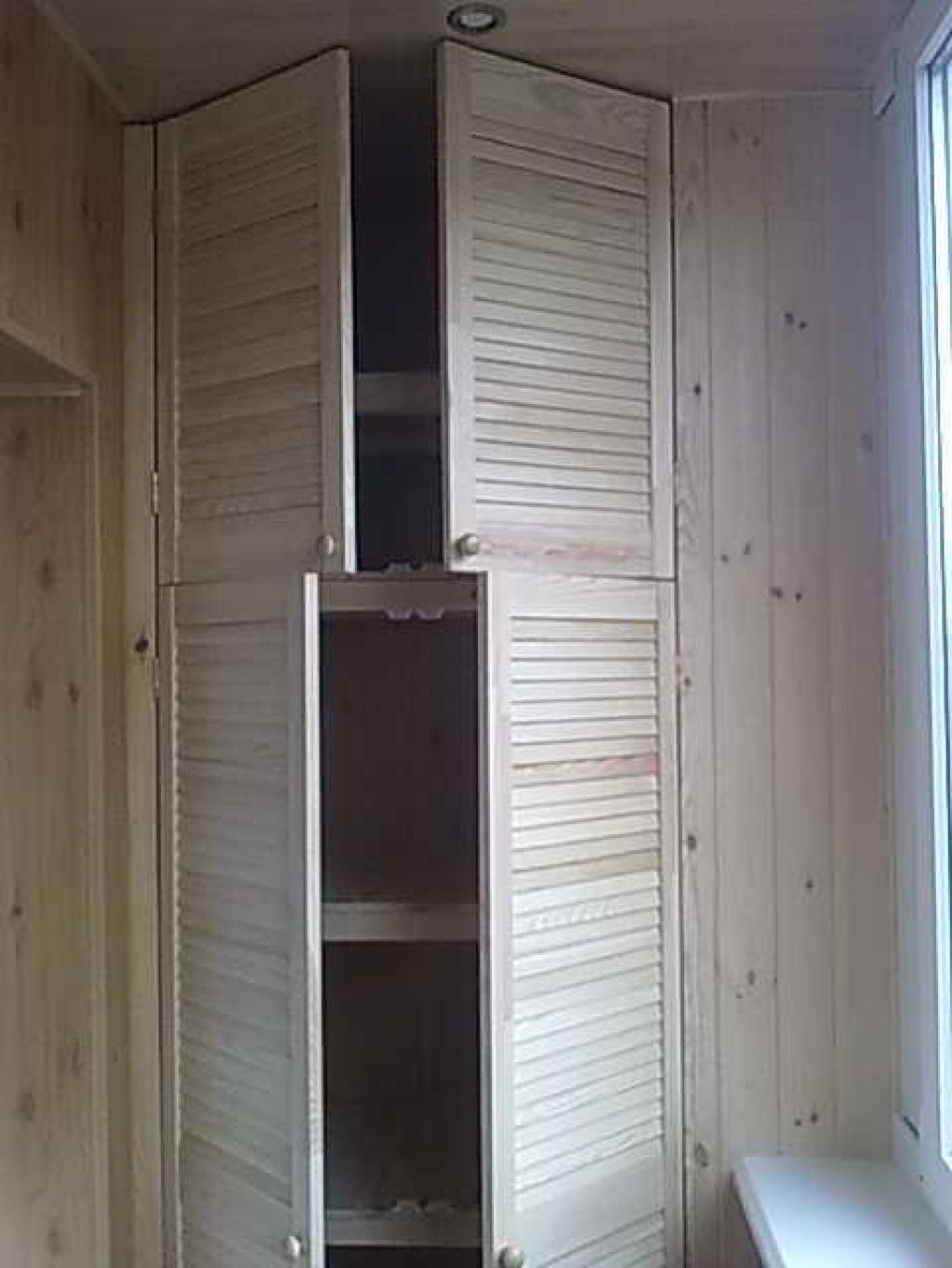 двери в шкаф на балконе жалюзи